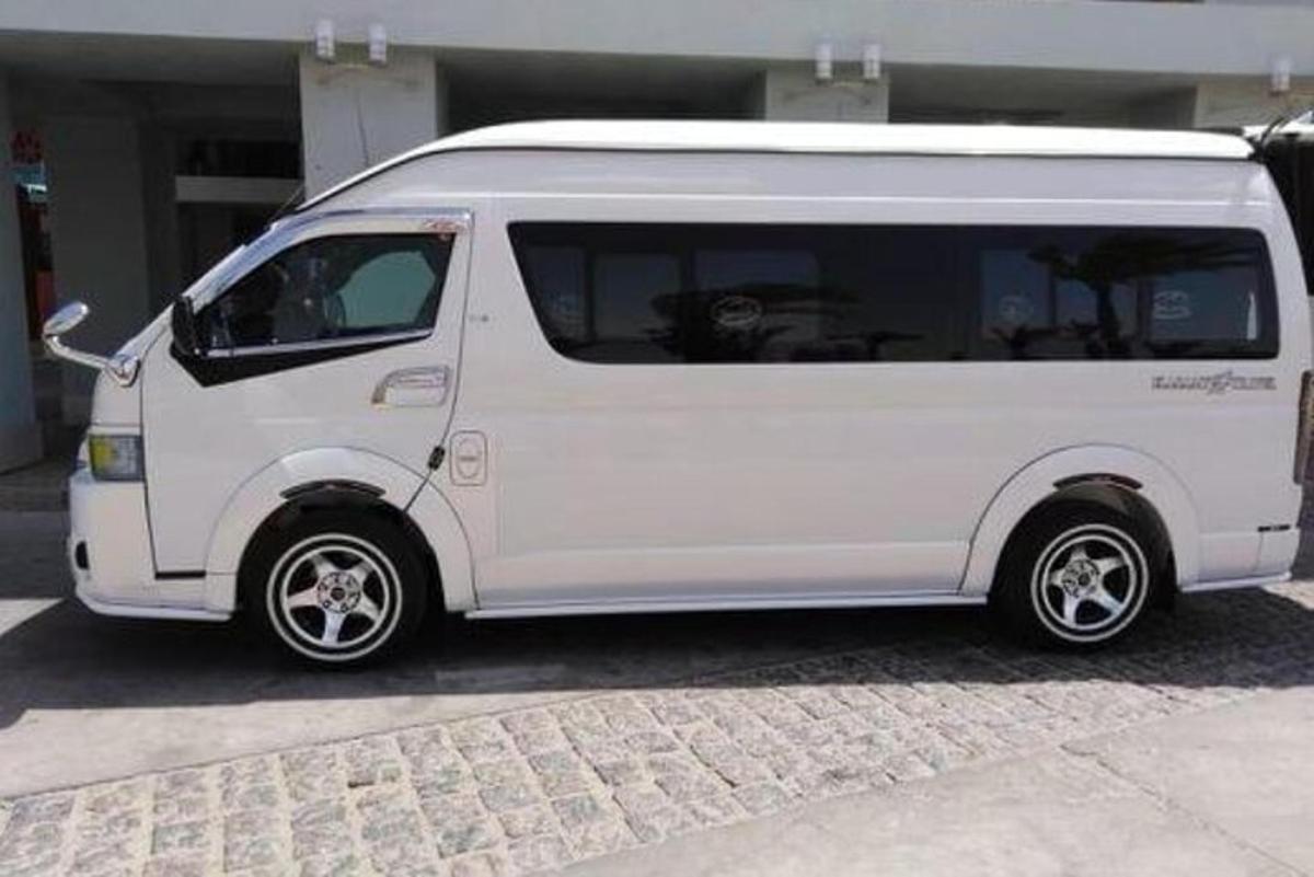 bel kombi parkiran pred stavbo