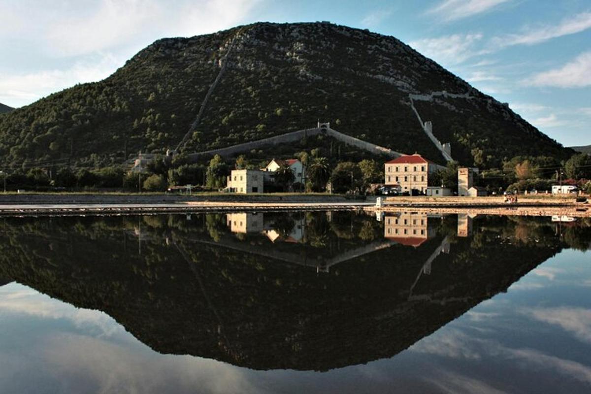 gora z odsevom v vodni površini