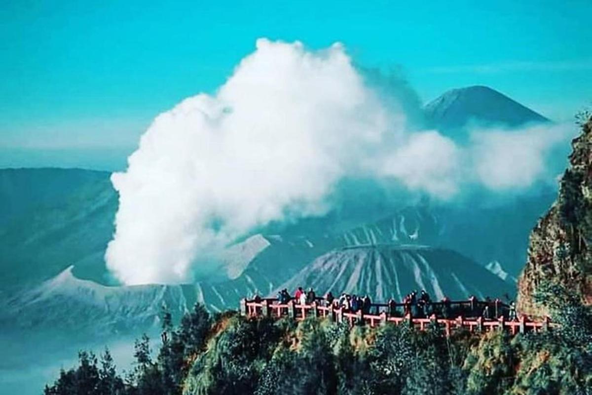 Un grupo de personas en un tren en una montaña