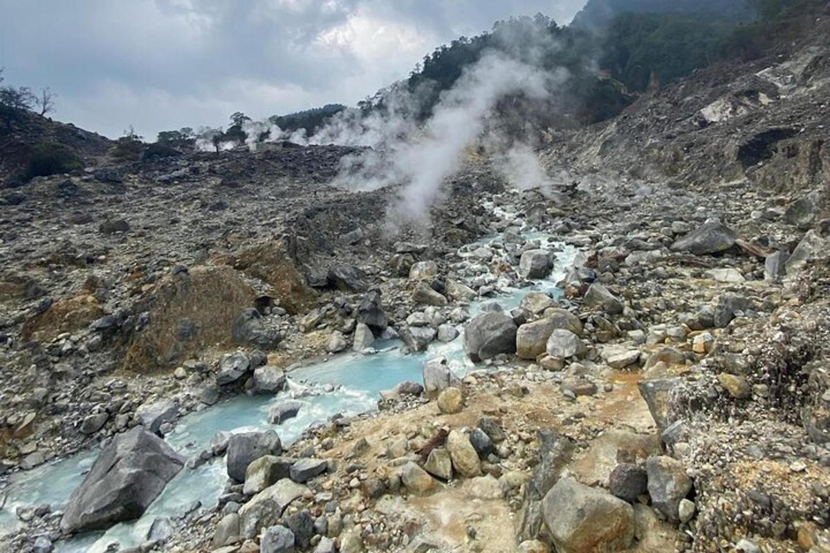 una montagna con un mucchio di rocce e un fiume