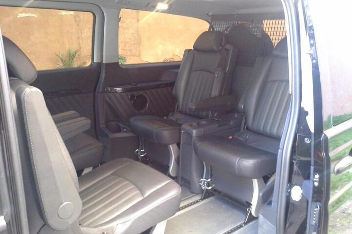 tempat duduk belakang terbuka sebuah minivan dengan tempat duduk belakang