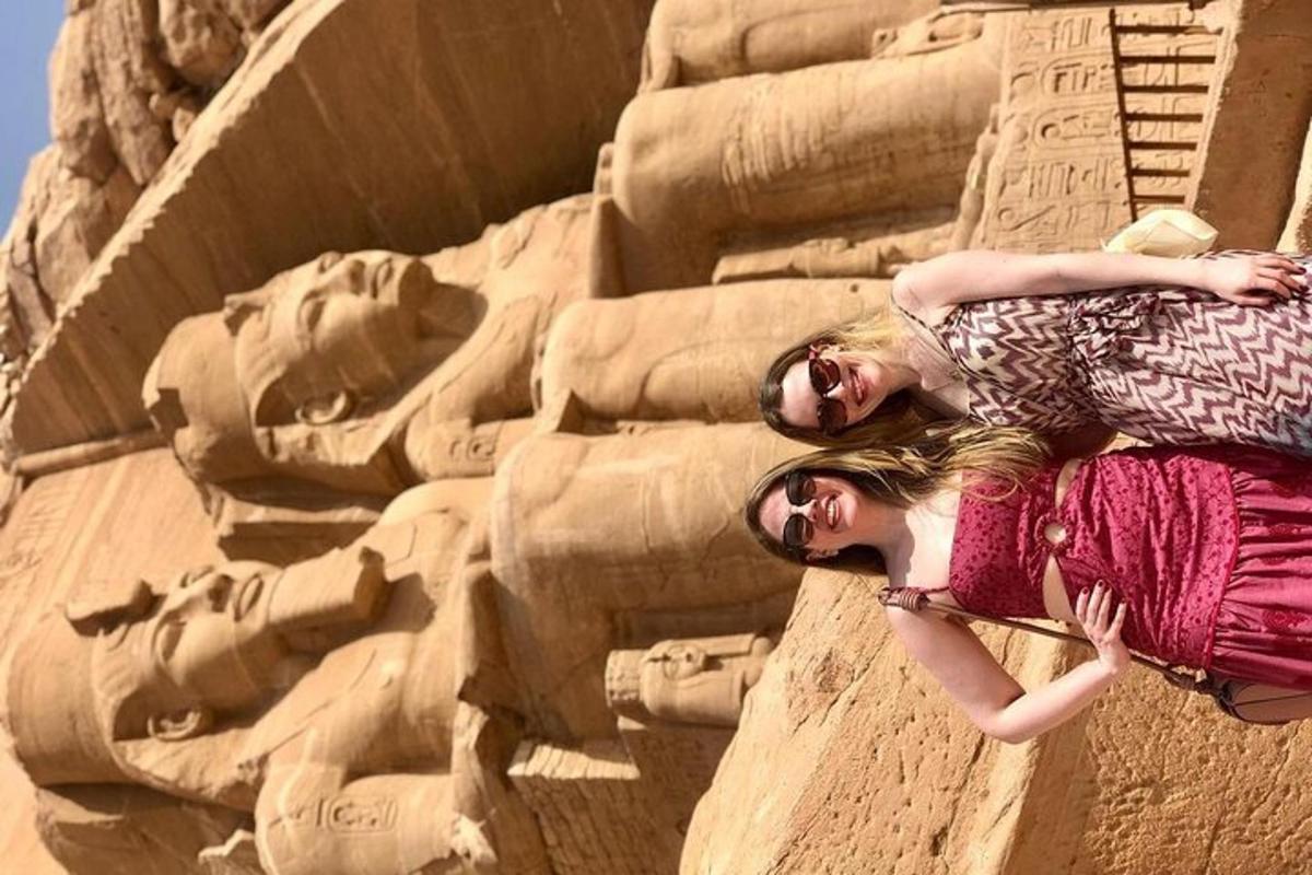 dua wanita berbaring di sisi dinding batu