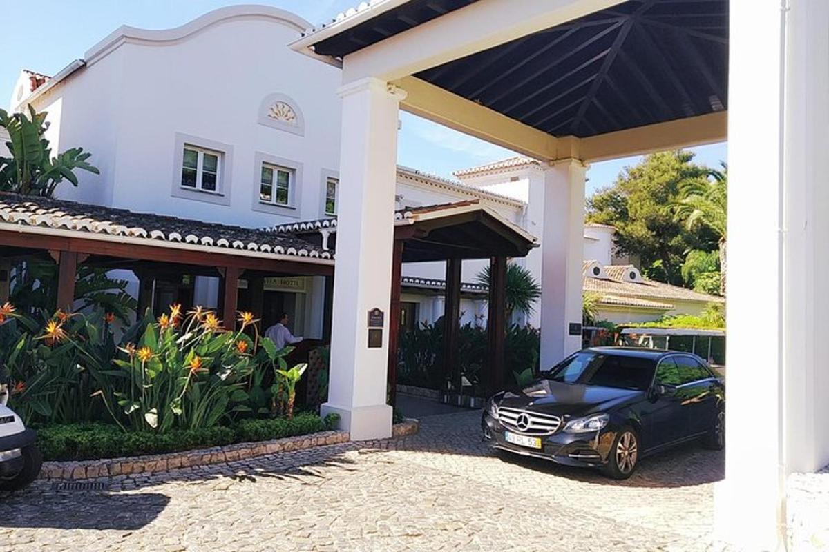 un'auto parcheggiata davanti a una casa