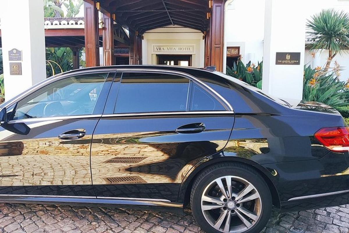 un'auto blu parcheggiata davanti a un edificio