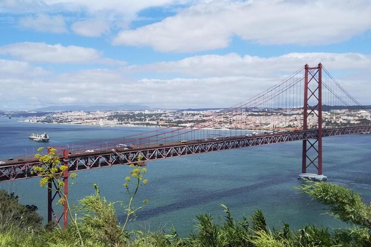 un ponte sull'acqua con una città dietro