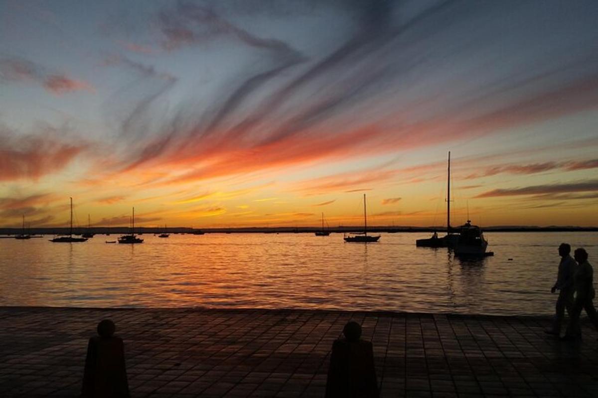 en solnedgang over et vandområde med både