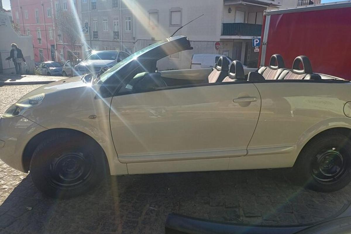 bílé auto zaparkované na parkovišti