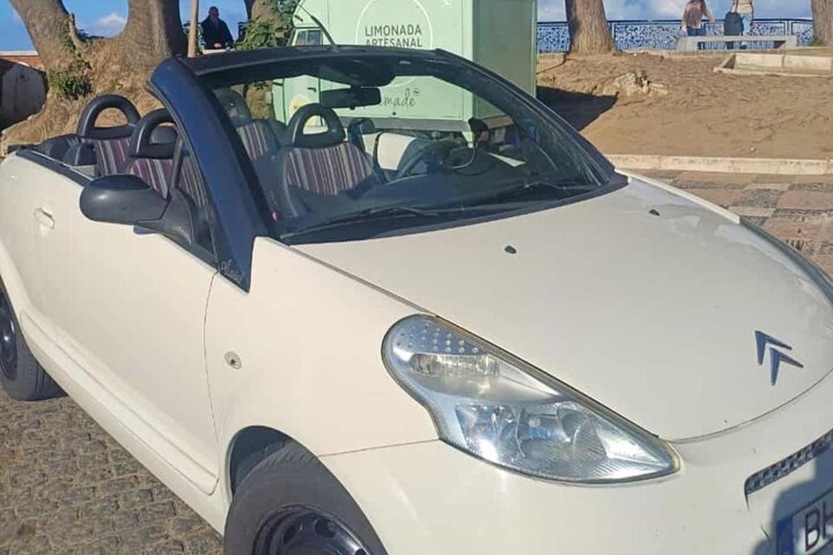 bílé auto zaparkované na parkovišti