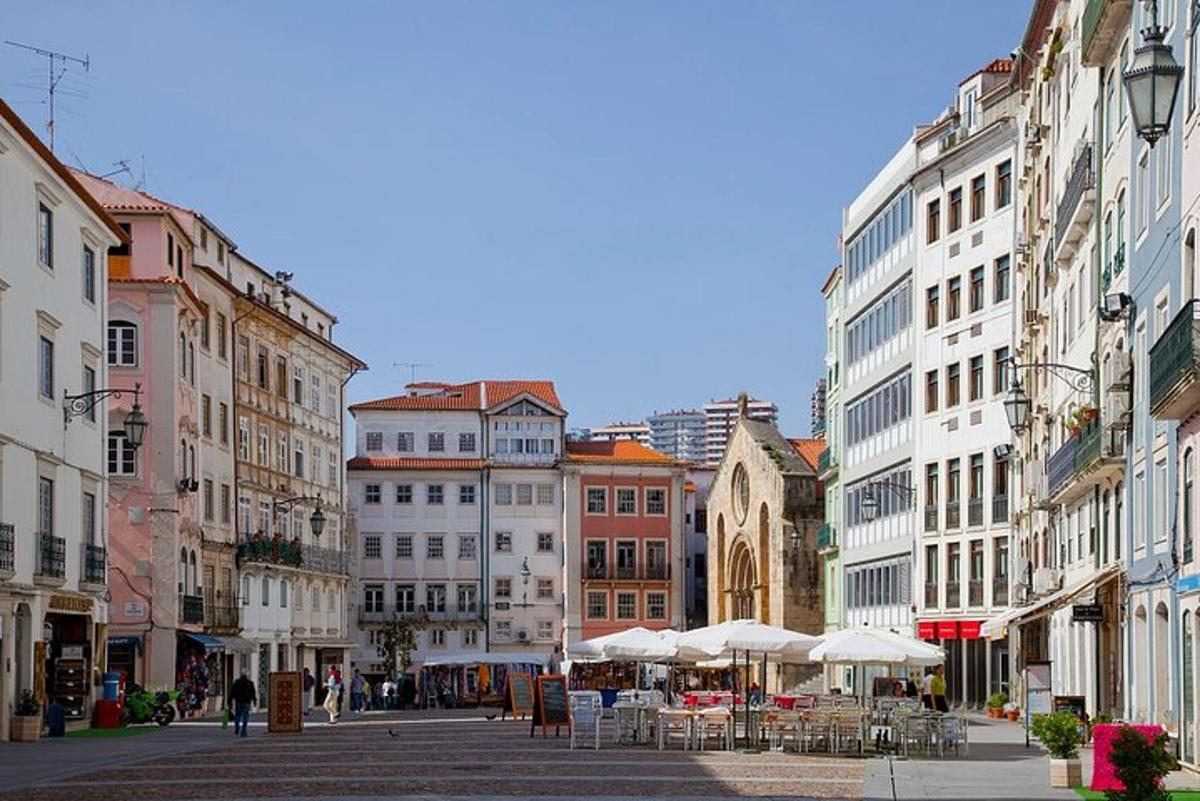 městská ulice se stoly, židlemi a budovami