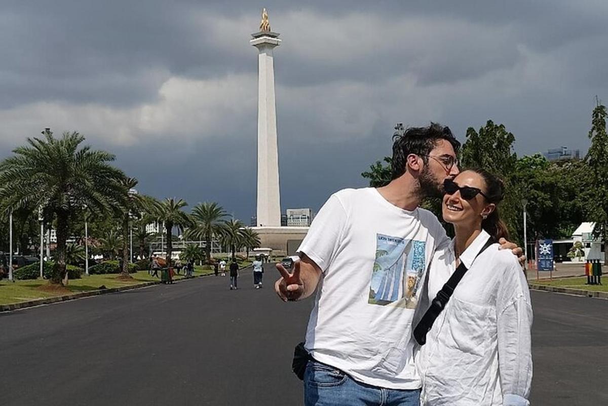 un uomo e una donna in piedi davanti a un monumento