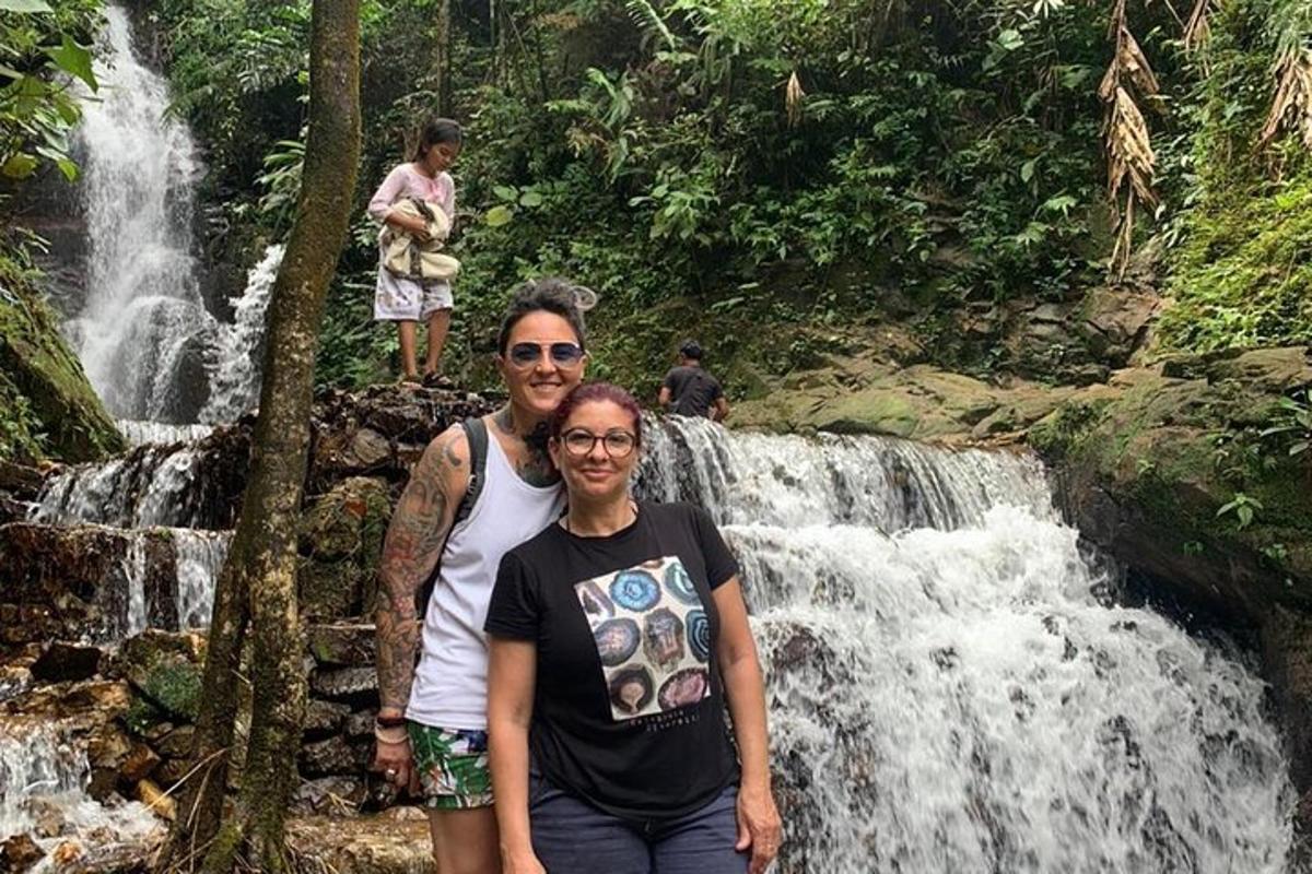 dues persones dempeus davant d'una cascada