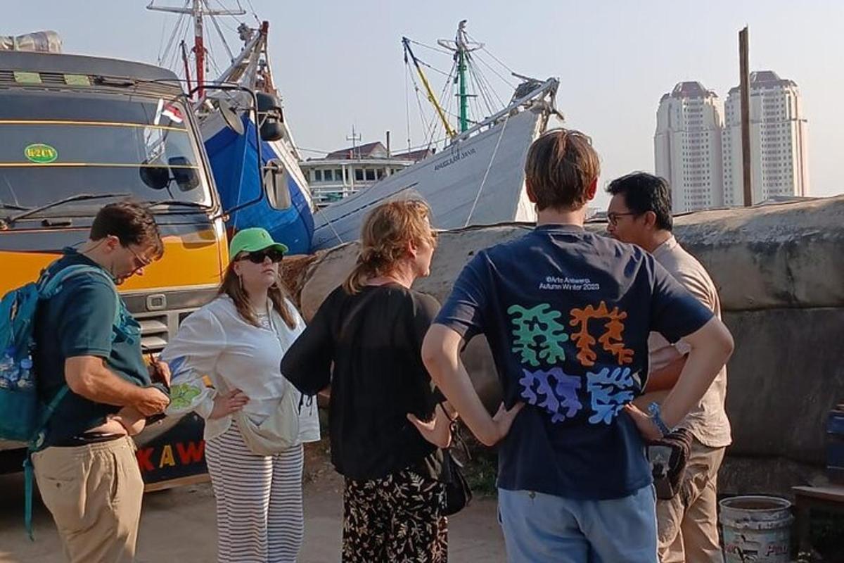 un gruppo di persone in piedi davanti a un autobus
