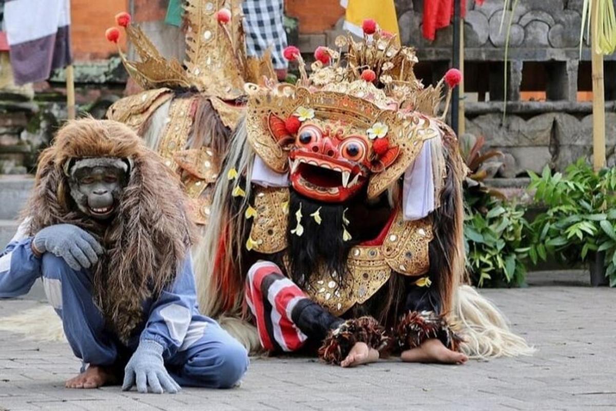 una persona con una maschera e una persona in costume