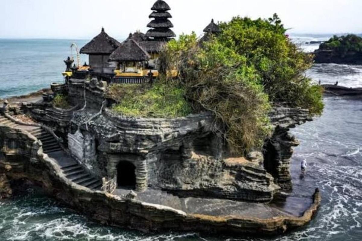 un'isola con un castello nell'acqua