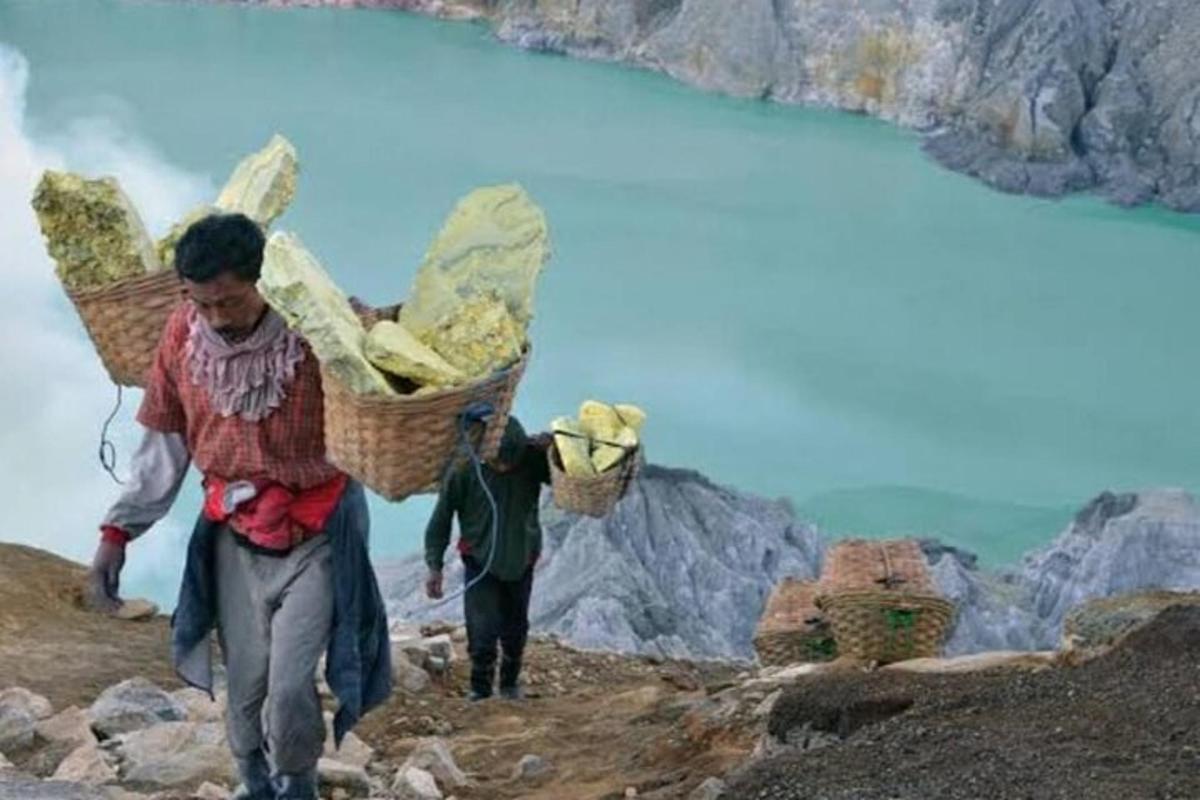 due uomini che salgono su una montagna con i cestini sulle spalle