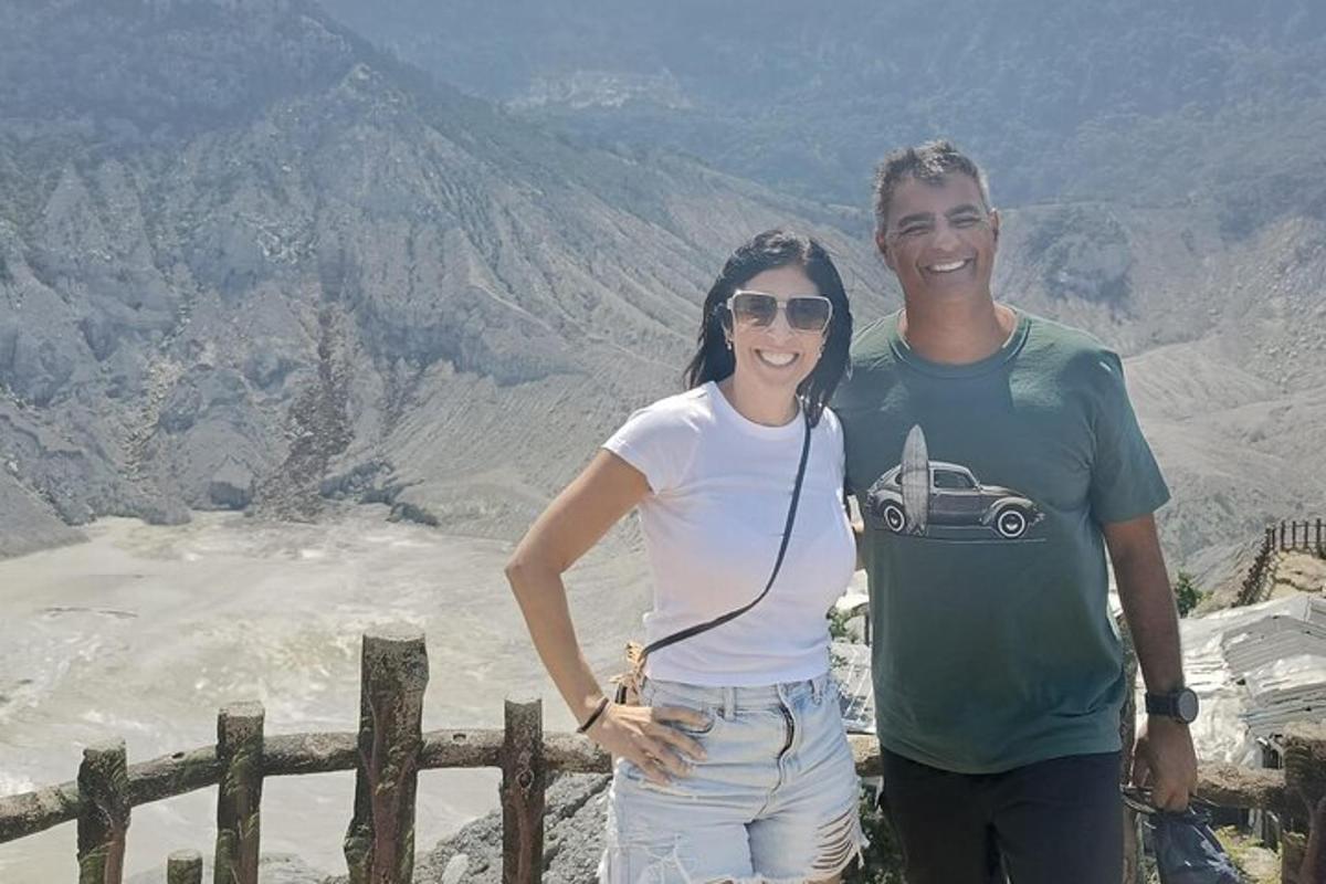 un uomo e una donna in piedi sulla cima di una montagna