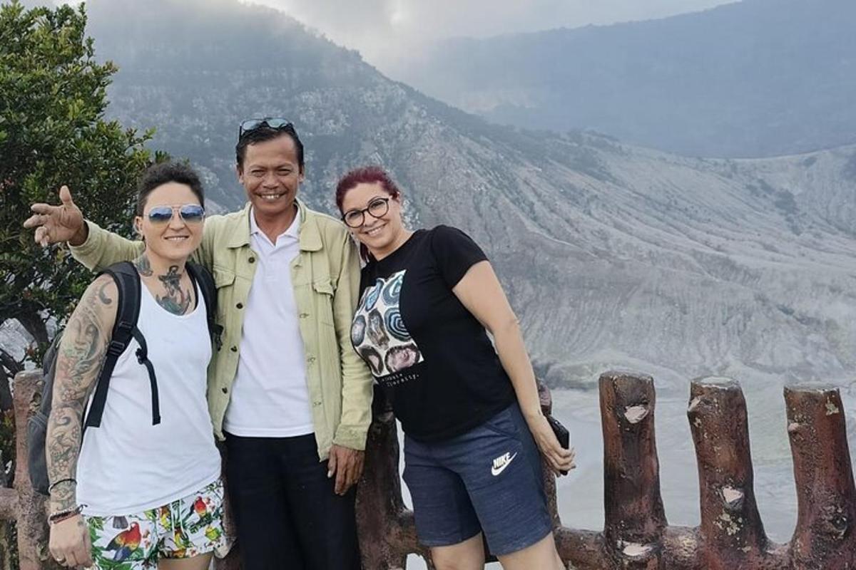 tre persone posano per una foto al Grand Canyon