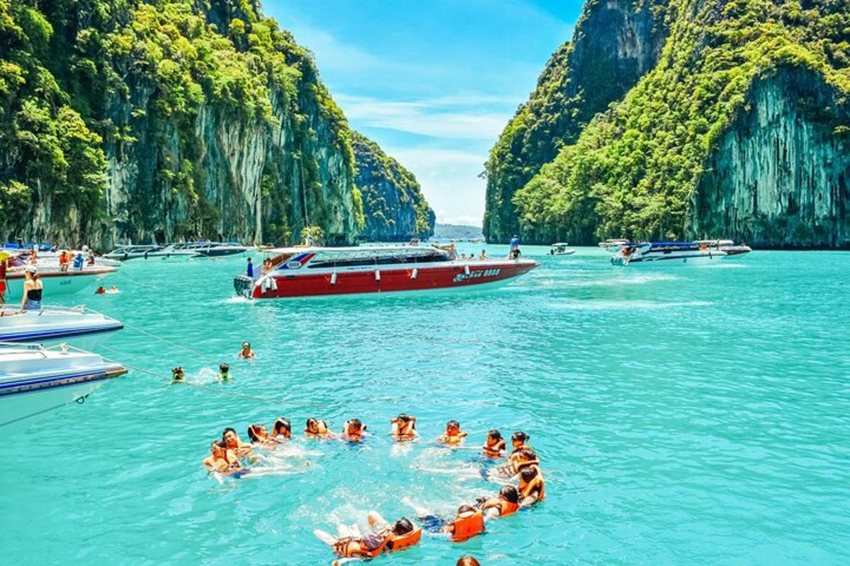 eine Gruppe von Menschen, die an einem Strand im Wasser schwimmen