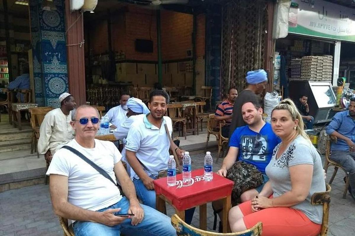 un grup de oameni așezați în jurul unei mese într-un restaurant