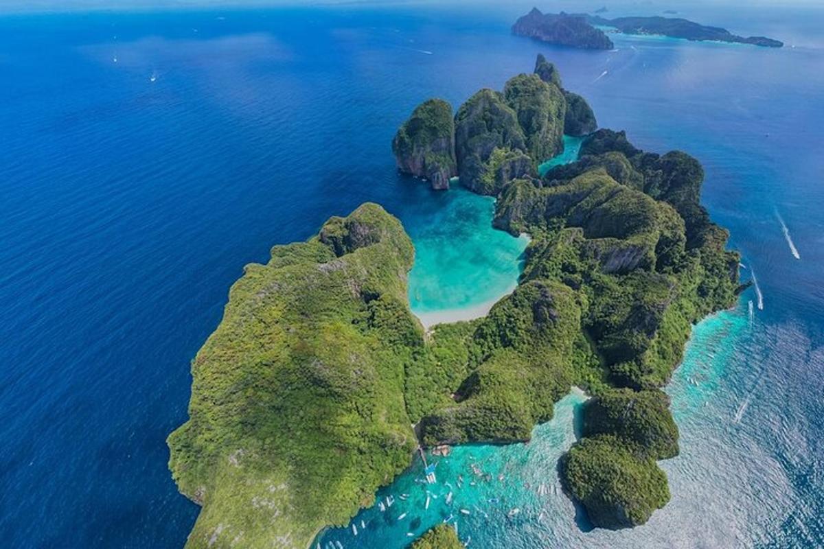 eine Luftaufnahme einer felsigen Insel im Ozean