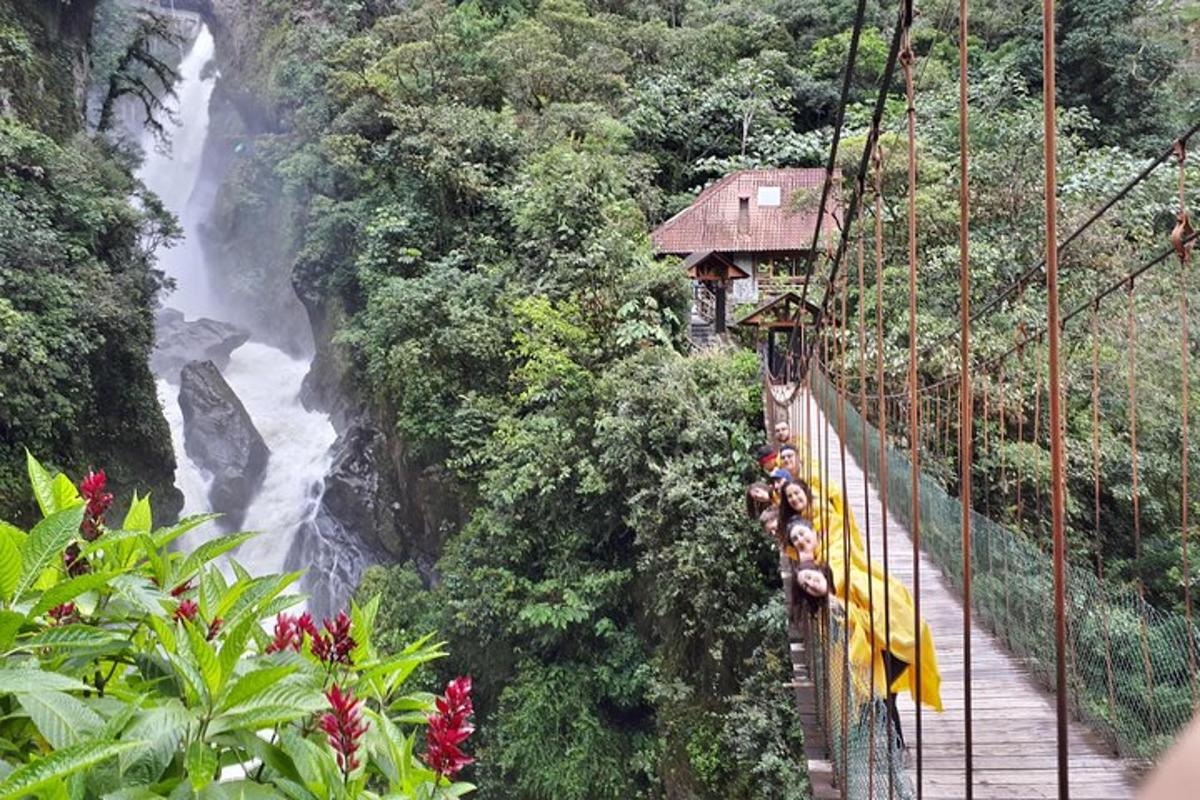 vlak na visutém mostě nad vodopádem