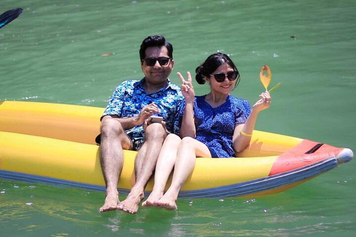 Un hombre y una mujer sentados en un kayak en el agua.