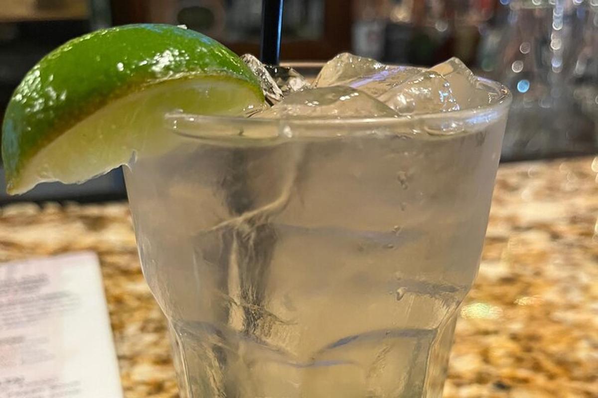 glas af vatni með lime á borðplötunni