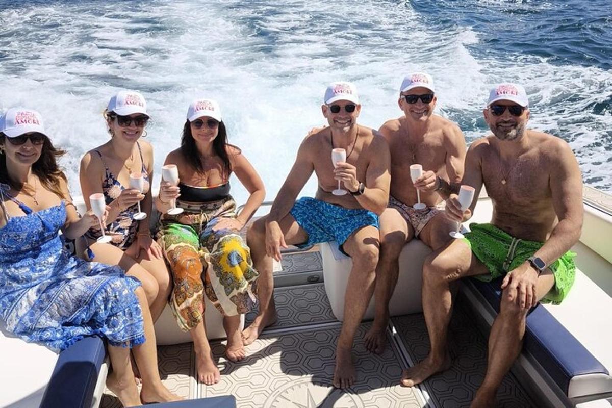 un gruppo di persone sedute su una barca
