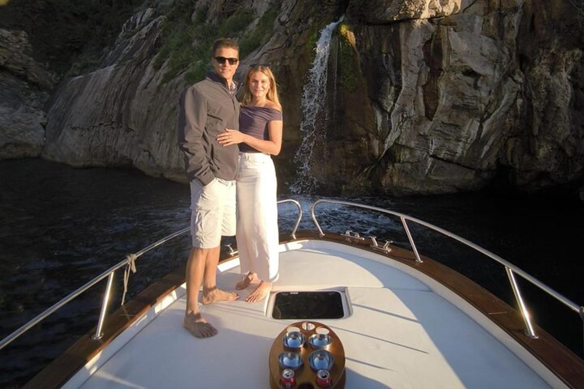 moški in ženska, ki stojita na sprednjem delu čolna
