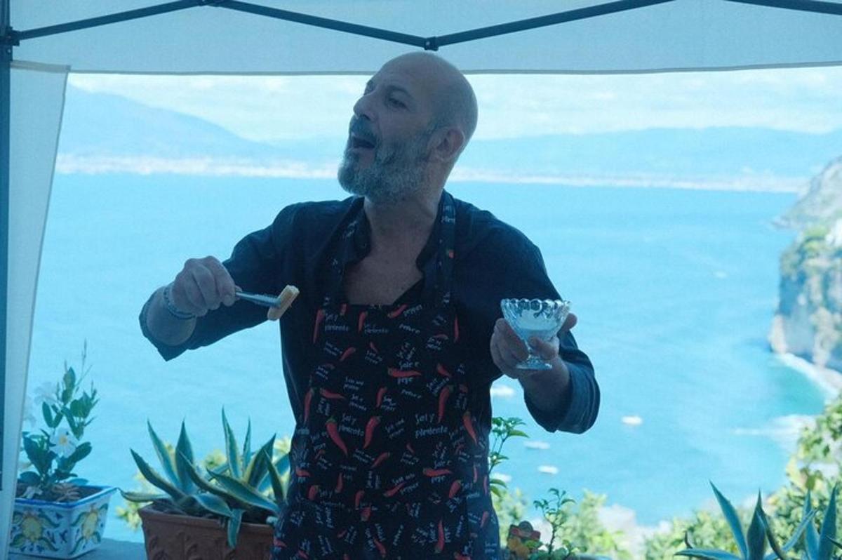 Ένας άντρας βουρτσίζει τα δόντια του κρατώντας μια οδοντόβουρτσα