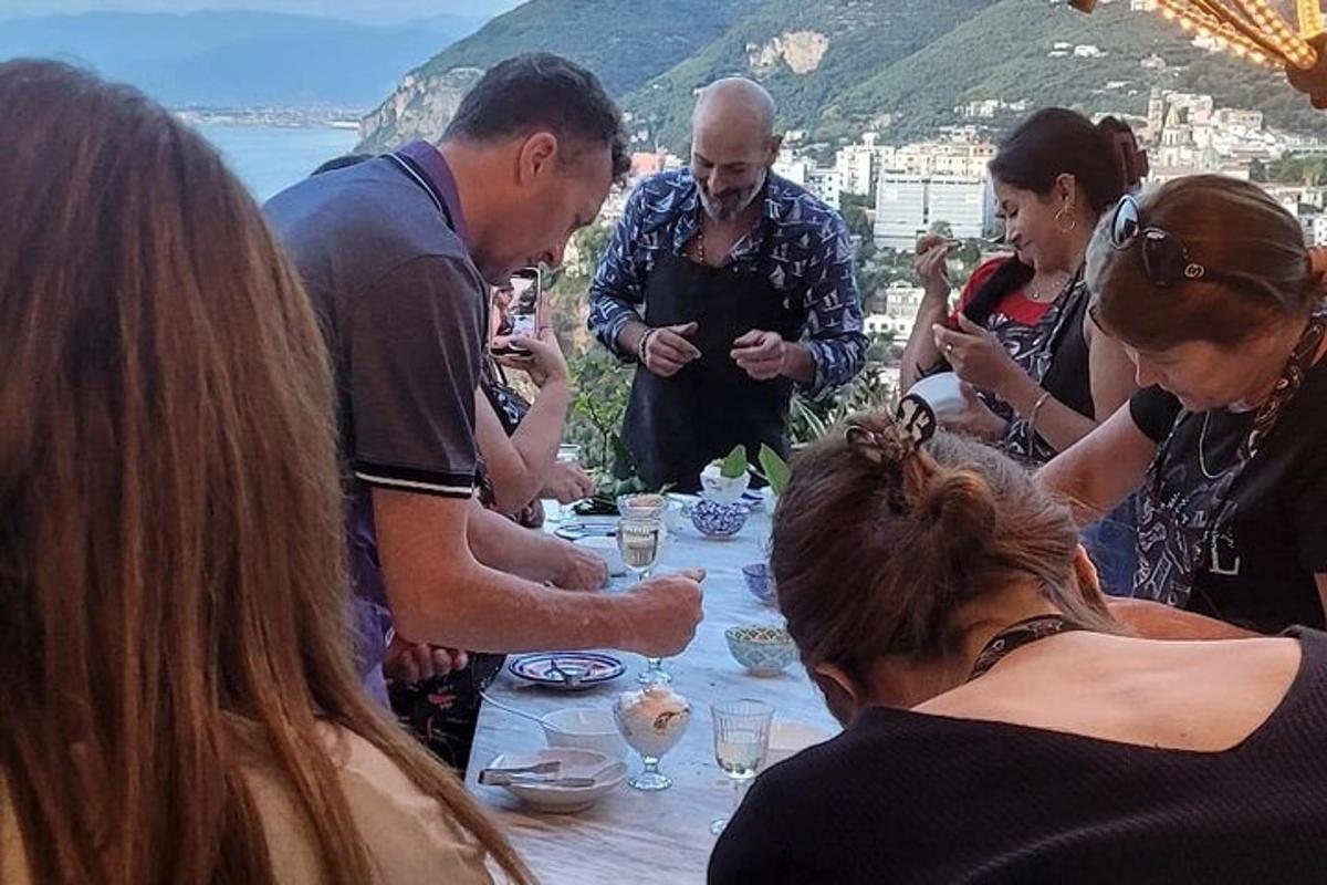 μια ομάδα ανθρώπων που κάθονται γύρω από ένα τραπέζι με φαγητό