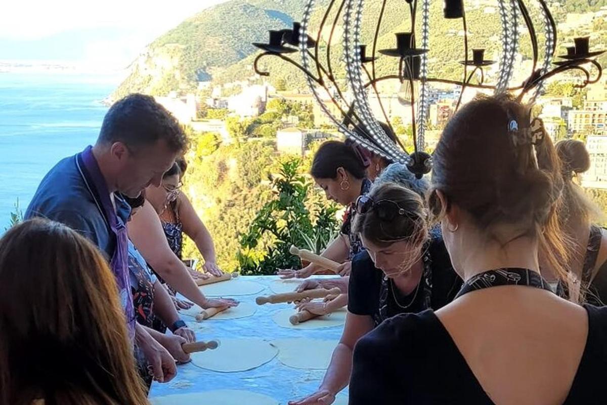 μια ομάδα ανθρώπων κάθεται γύρω από ένα τραπέζι