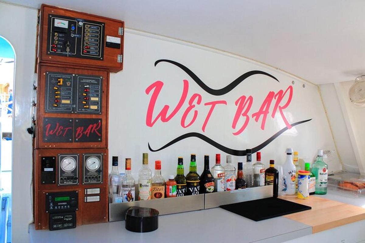 en bar med en våtbarskylt på väggen
