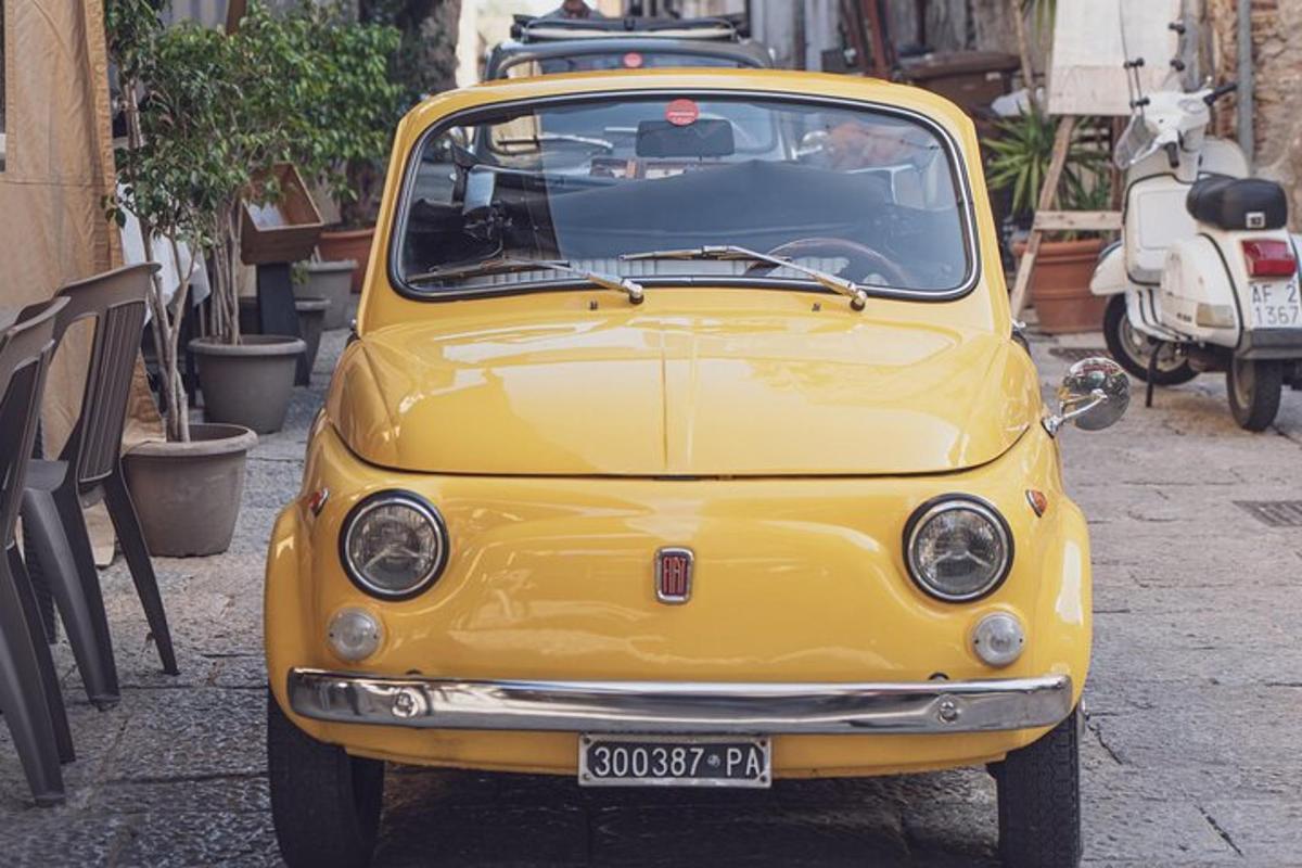 staré žluté auto zaparkované na ulici