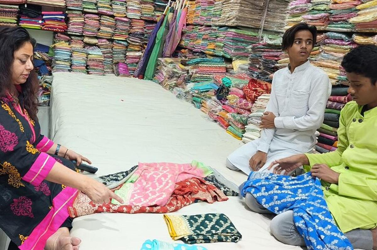 Una mujer y dos niños sentados en una cama en una tienda.