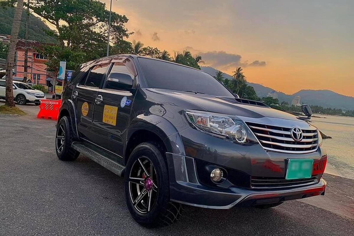 un SUV gri parcat într-o parcare