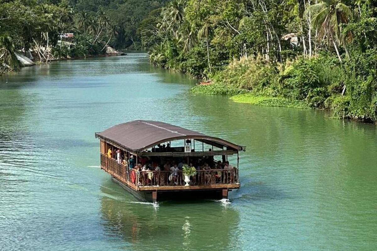 una barca piena di persone su un fiume