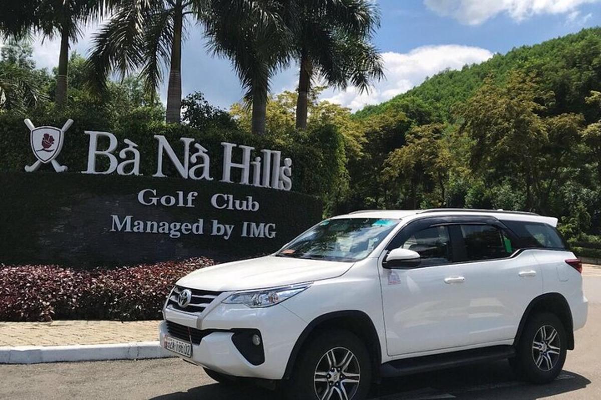 Una camioneta blanca estacionada frente a un club de golf.