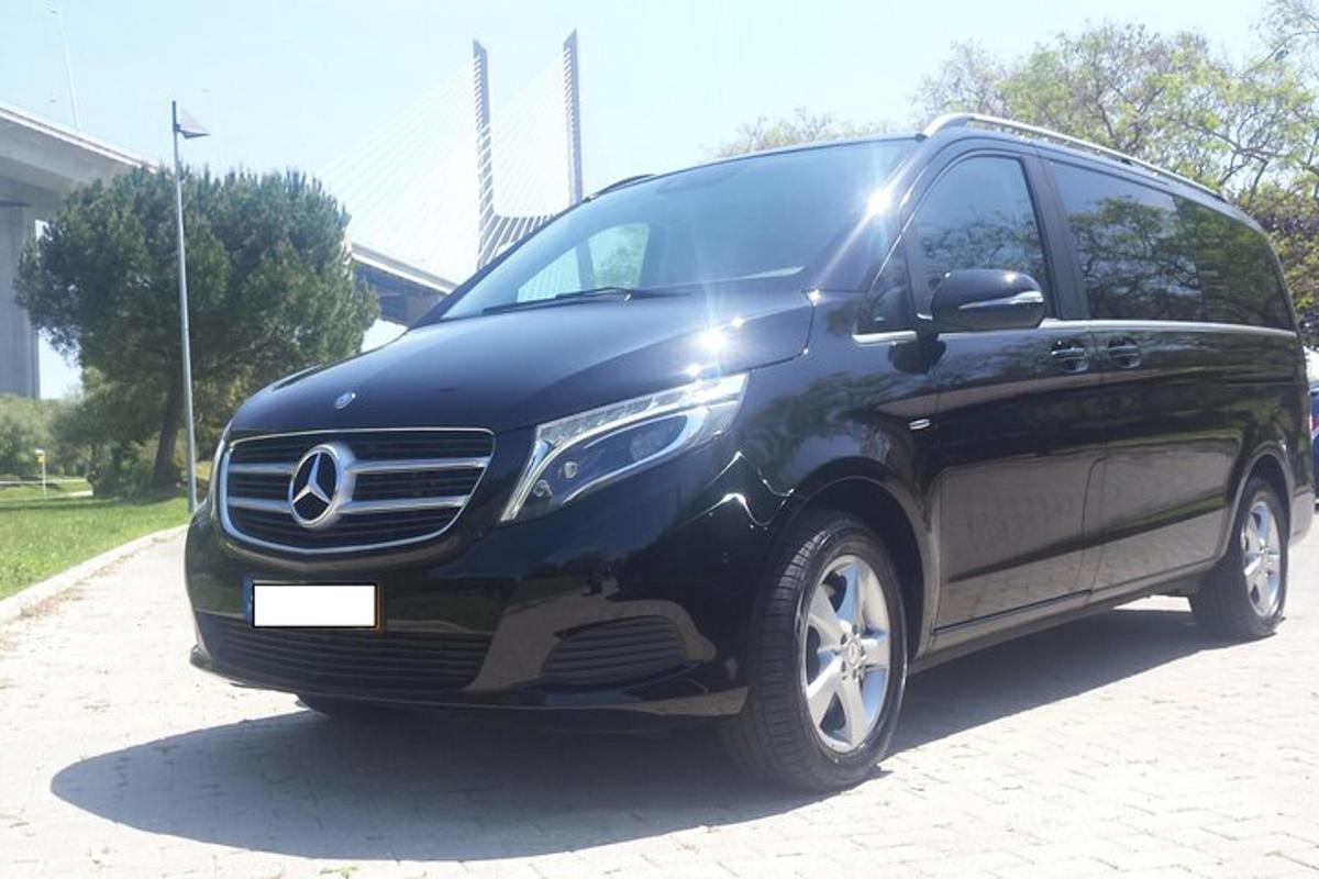 must Mercedes-Benzi kaubik pargitud sissesõiduteele