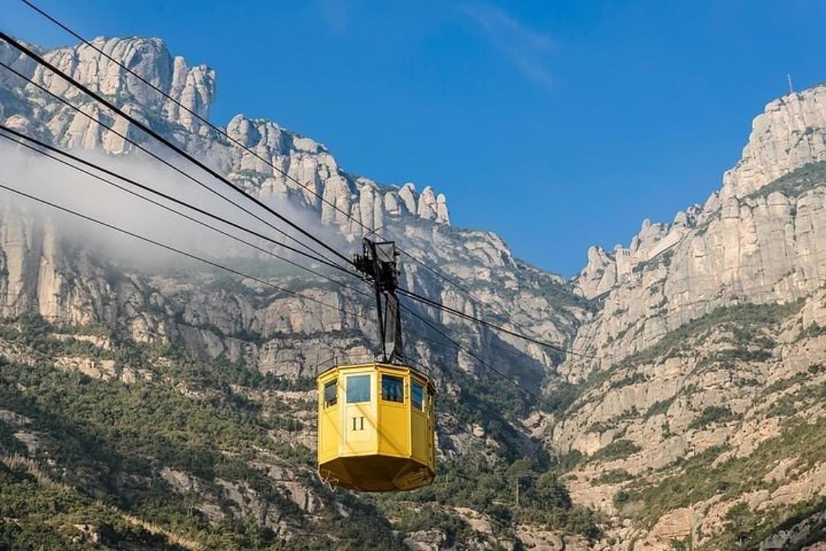 una funivia gialla che vola attraverso le montagne