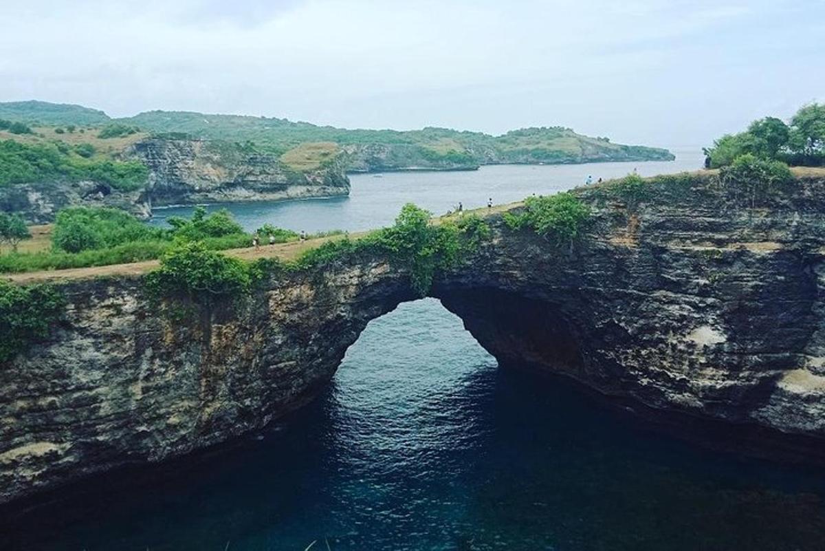 bir su kütlesinin üzerindeki uçurumdaki bir kemer