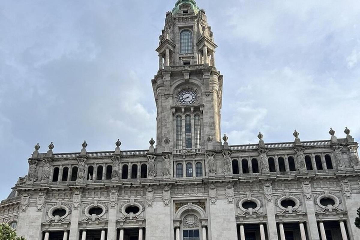 un grande edificio con una torre dell'orologio in cima