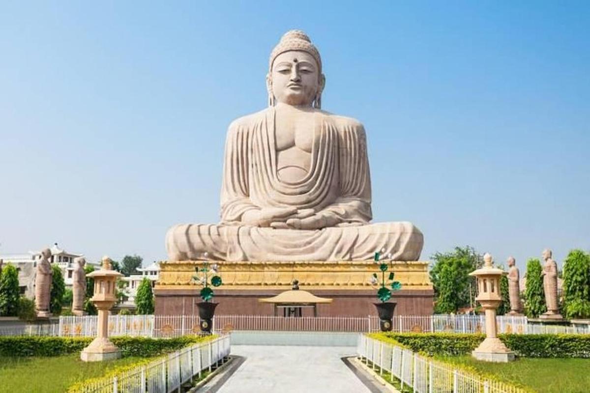 una grande statua seduta in cima a un edificio