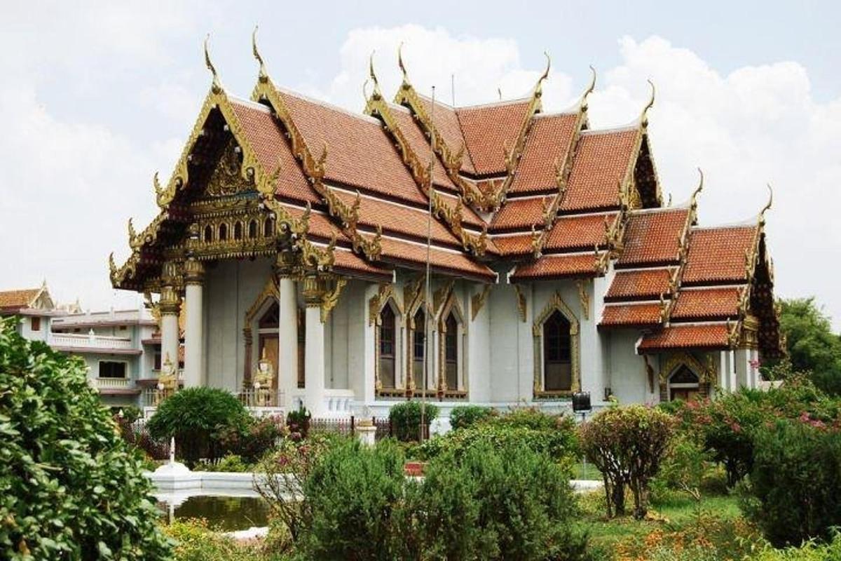 a building with a roof on top of it