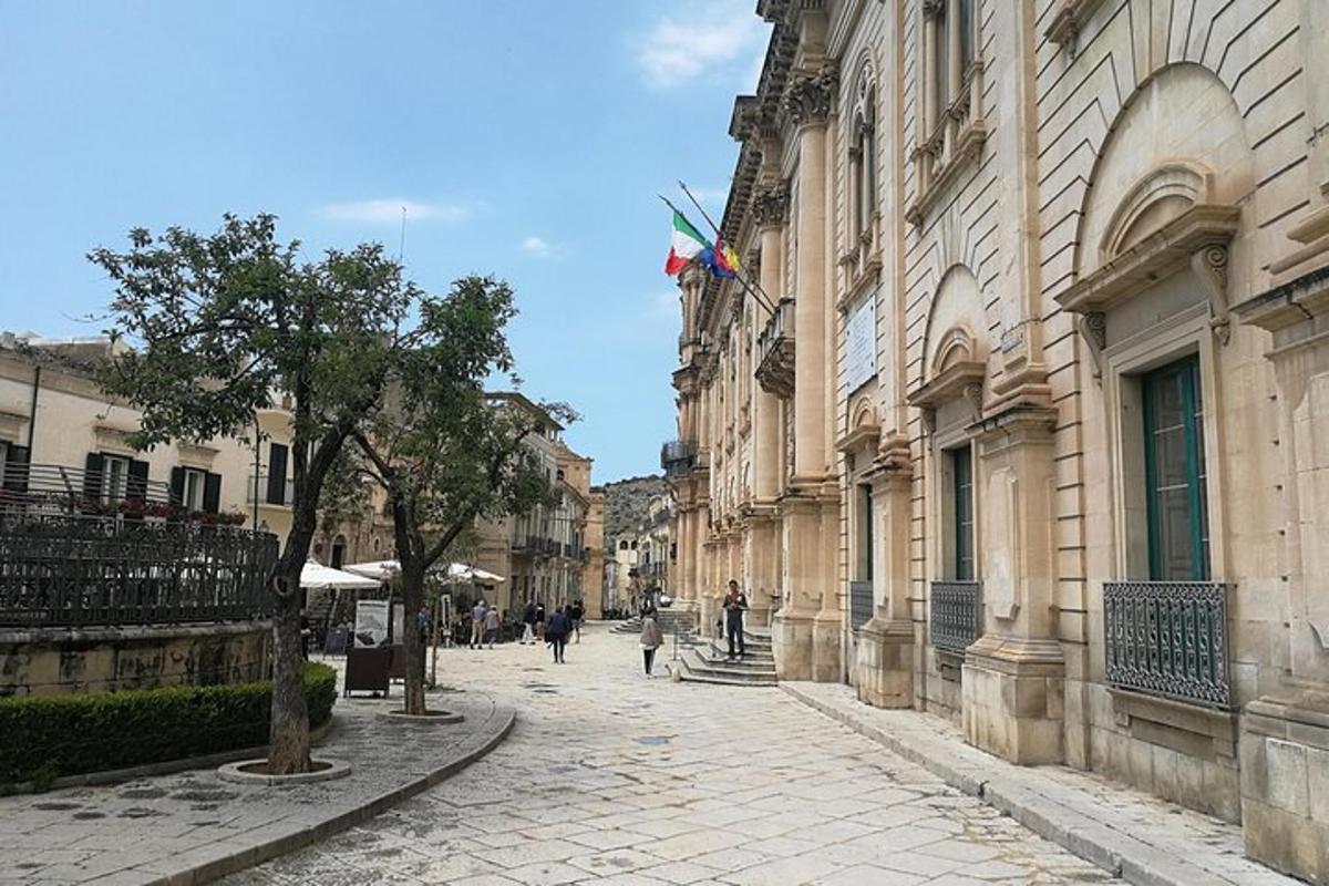 ulice ve městě s lidmi, kteří jdou po ulici
