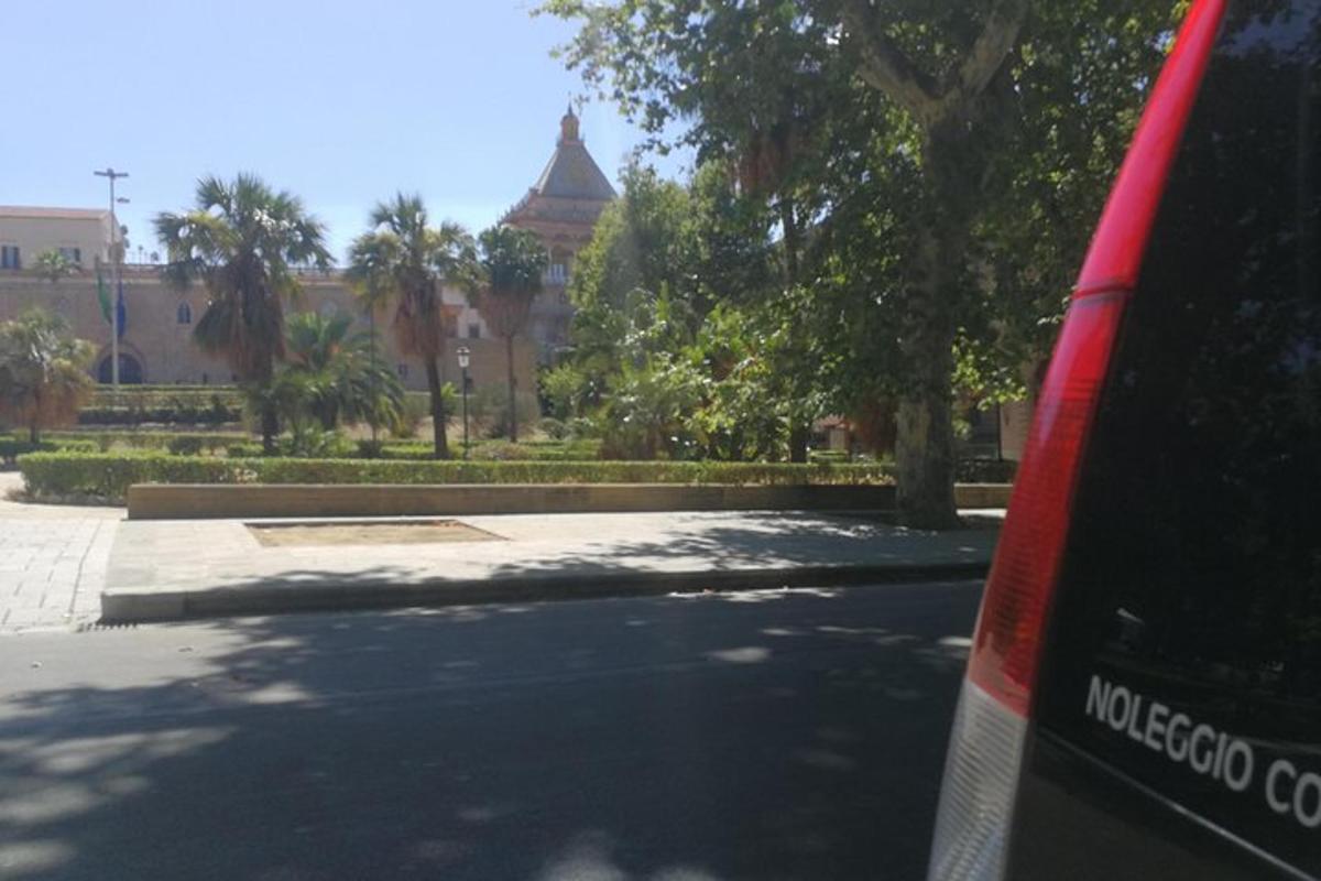 auto zaparkované na parkovišti vedle budovy