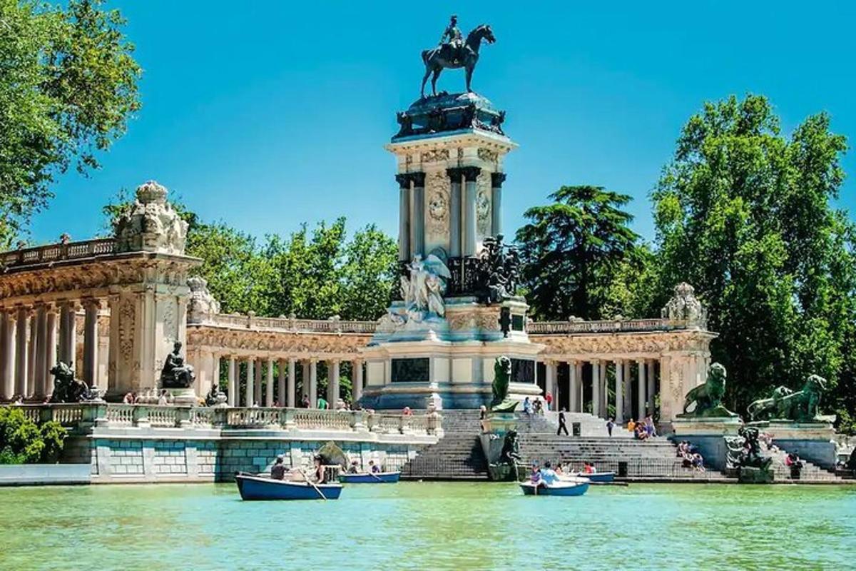 o clădire mare cu o statuie în apă