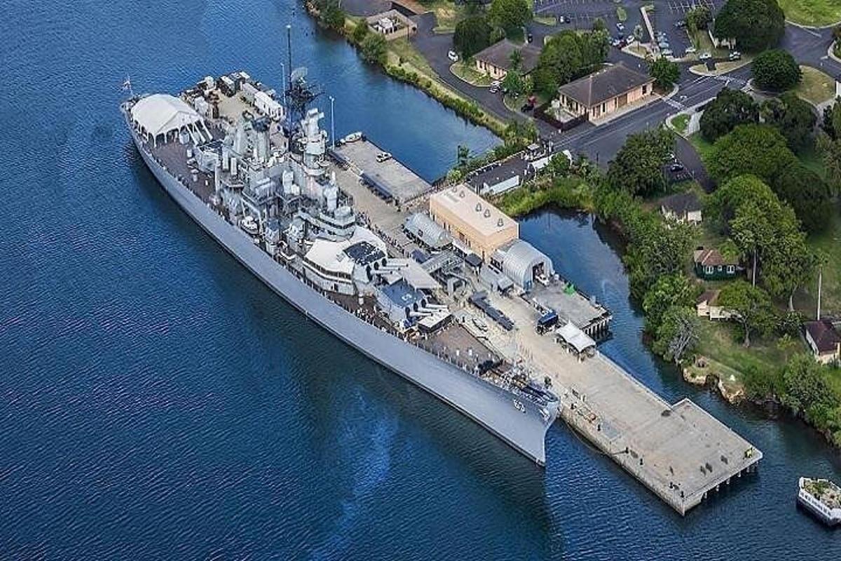 una vista aerea di una grande nave in acqua