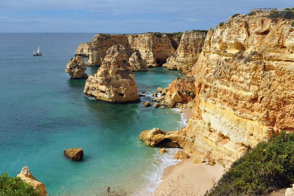 una vista di una spiaggia con rocce nell'oceano