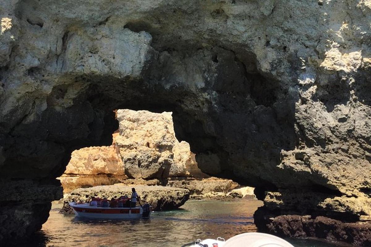 μια ομάδα ανθρώπων σε μια βάρκα σε μια σπηλιά
